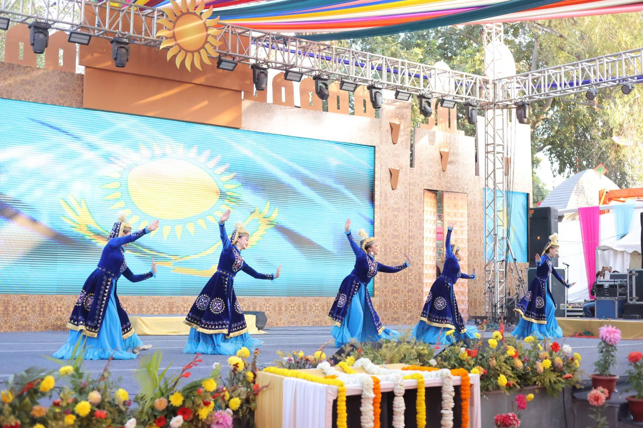 Жамбылдық өнерпаздар Үндістан сахнасында өнер көрсетті