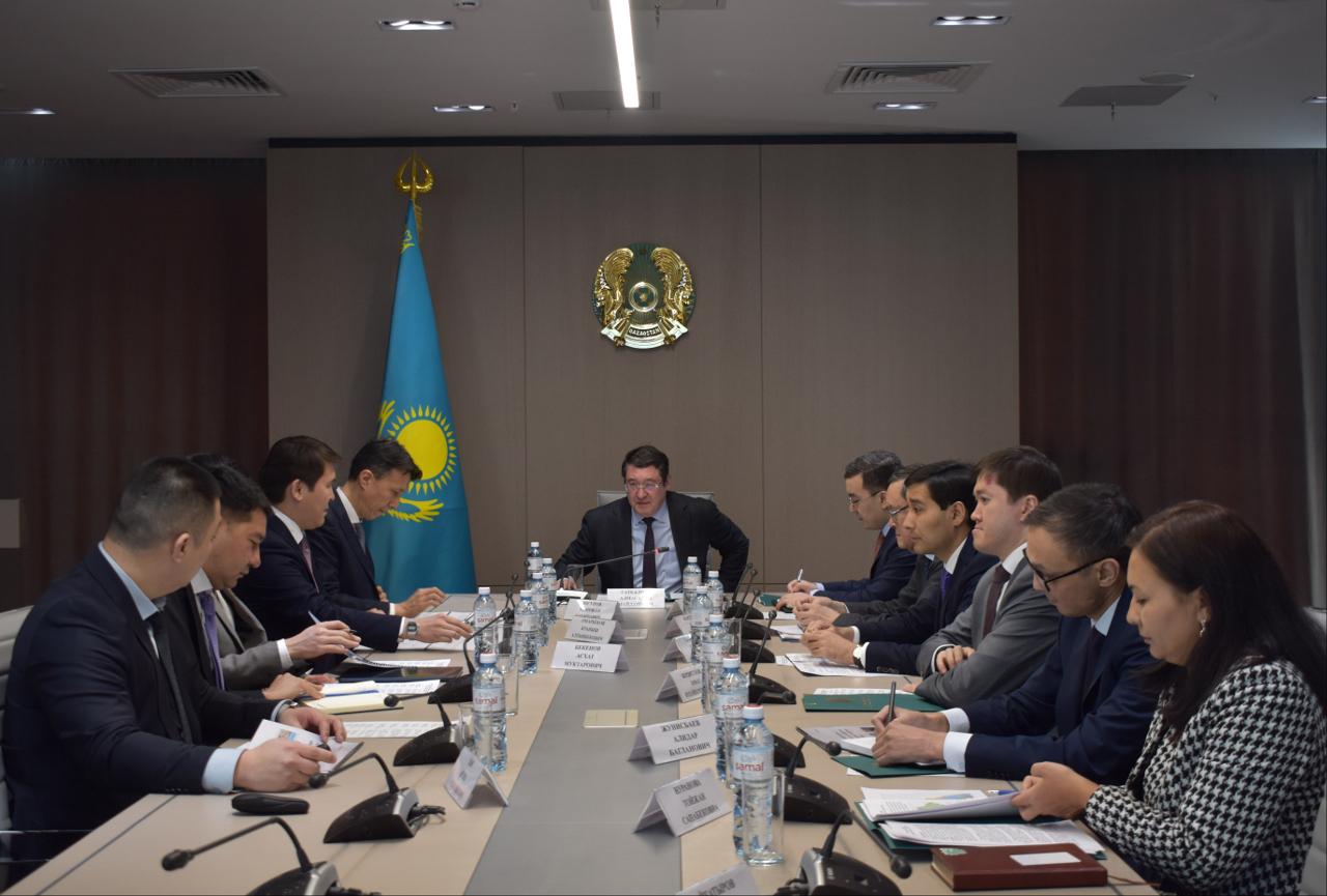 Қазақстан Республикасы Атом энергиясы жөніндегі агенттігінің төрағасы Алмасадам Сәтқалиев «Қазатомөнеркәсіп» ҰАК» АҚ-ның уранның минералдық-шикізат базасын толықтыру мәселелері бойынша есебін тыңдады