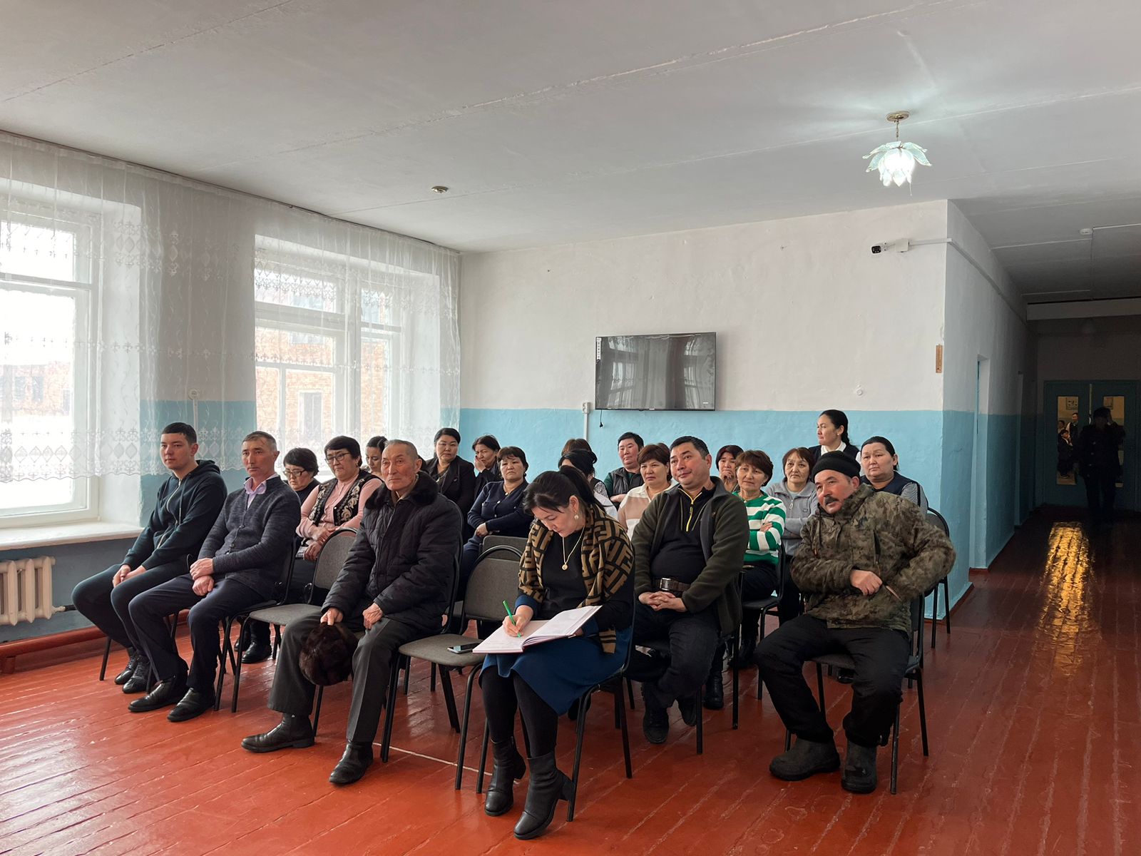 Қызылбалық ауылдық округі Қарақұм ауылында ауыл тұрғындарымен икемді кездесу өткізді.