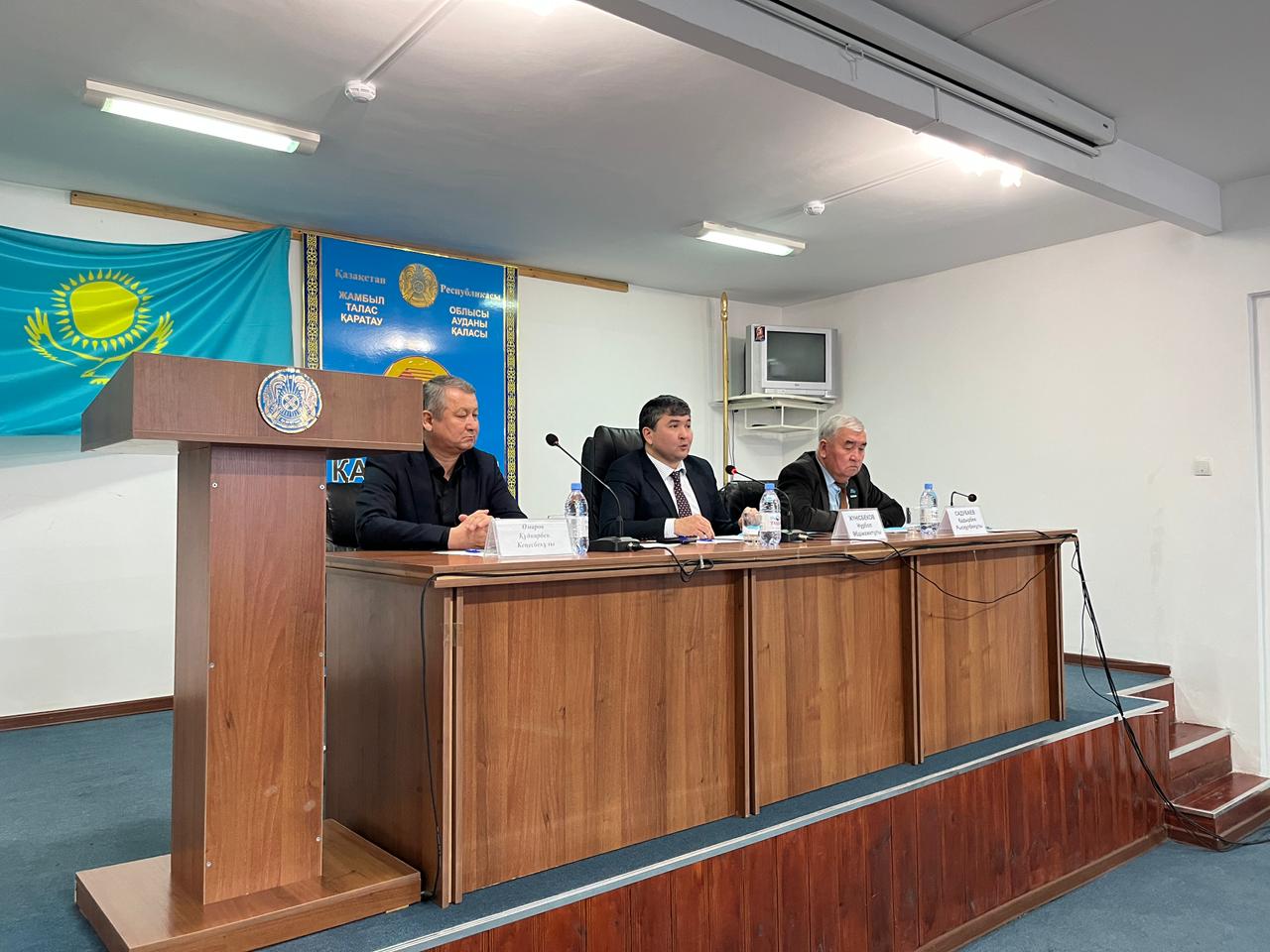 2026 жылғы 11 ақпанда Талас ауданы әкімі Жүнісбеков Нұрбол Әбдімажитұлы, аудандық мәслихат төрағасы Садубаев Қадырбек Рысқұлбекұлының қатысуымен Қазақстан Республикасының жаңа Конституциясының жобасын түсіндіру мақсатында «КазФосфат» ЖШС-нің Шолақтау тау-кен өндірісінің еңбек ұжымымен кездесу өтті.