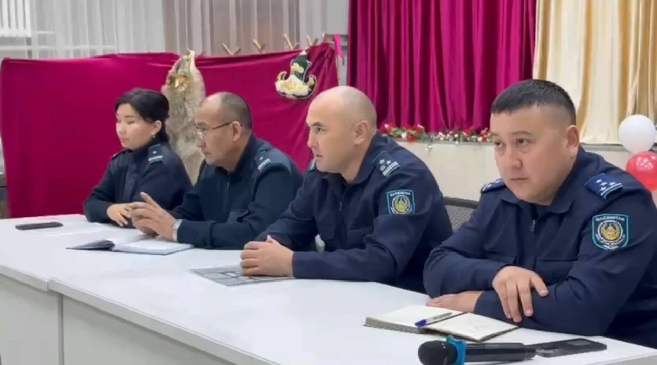 Абай облысының полицейлері №47 мектеп оқушыларымен кешенді қауіпсіздік сабағын өткізді