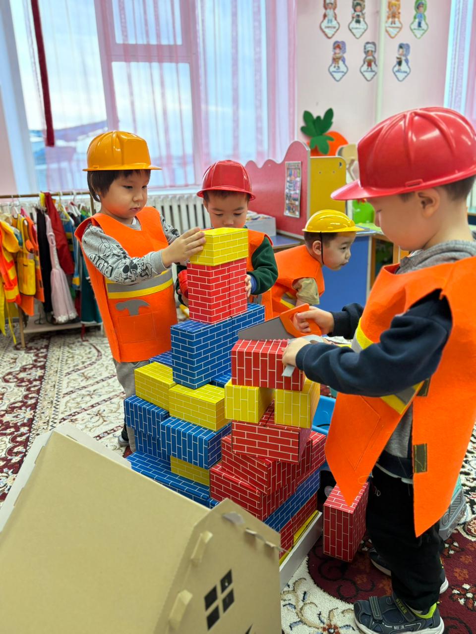 “Айналайын” балабақшадағы «Ерте жастан еңбекке және кәсіпке баулу» республикалық пилоттық жобасы аясында ересек топ тәрбиеленушілерімен «Мен құрылысшымын» атты сюжеттік-рөлдік ойын ұйымдастырылып, өткізілді.