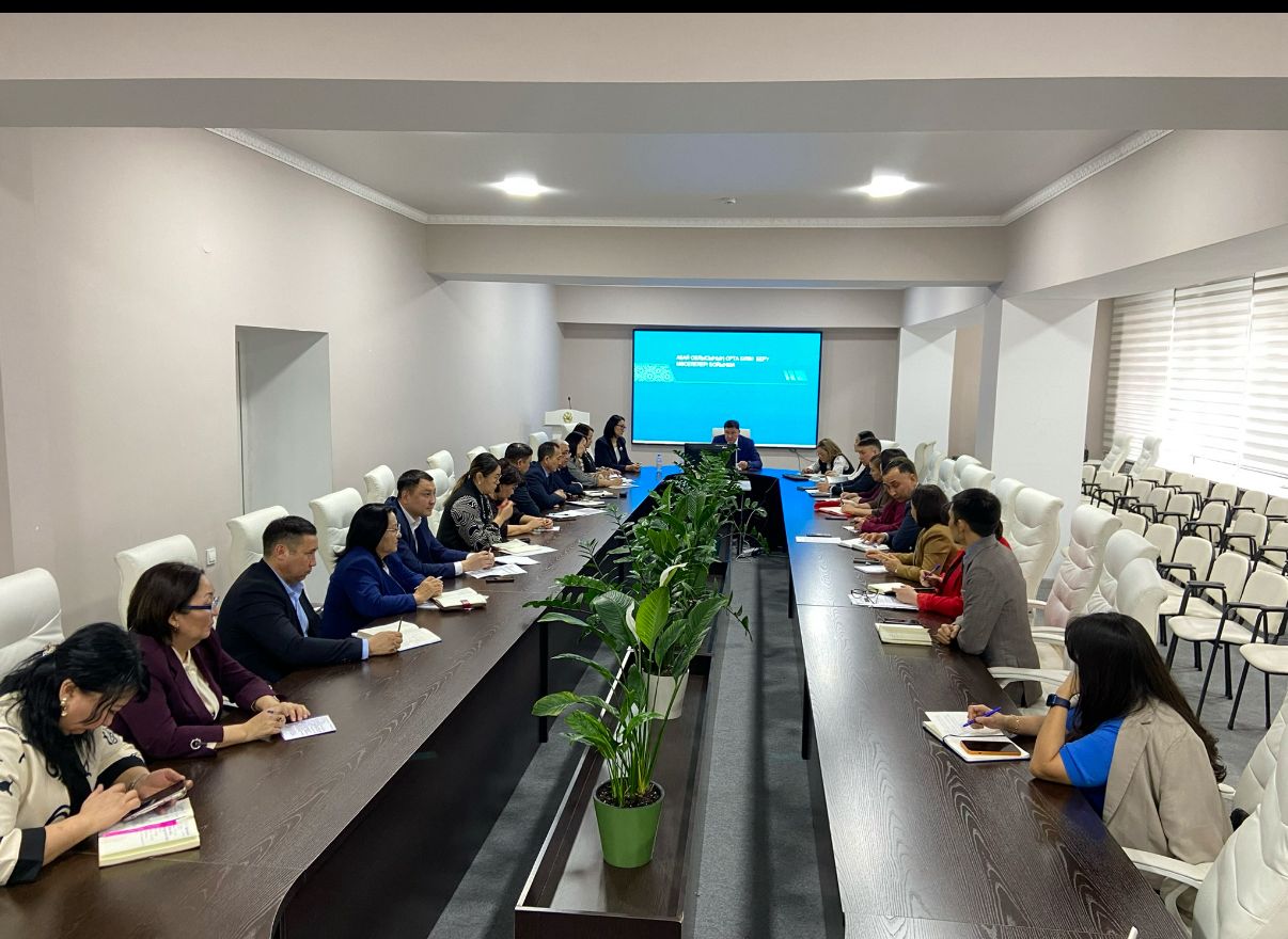 2025 жылдың қорытындысы бойынша Абай облысының білім саласындағы сапаны қамтамасыз ету департаментінің басшысы облыстық білім басқармасының аппараттық жиынында білім беру жүйесінің сапа көрсеткіштері туралы баяндама жасады.