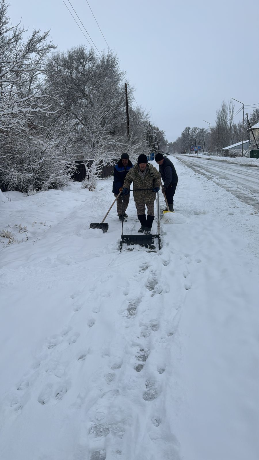 Жаяу жүргіншілер жолы қардан толық тазартылып, тұрғындардың қауіпсіз қозғалысы қамтамасыз етілді