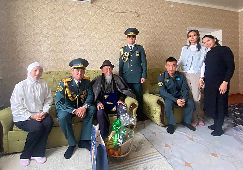 Луговой гарнизонының әскери қызметшілері майдангер Шалданбай Шаңбаевты 102 жасқа толған туған  күнімен құттықтады