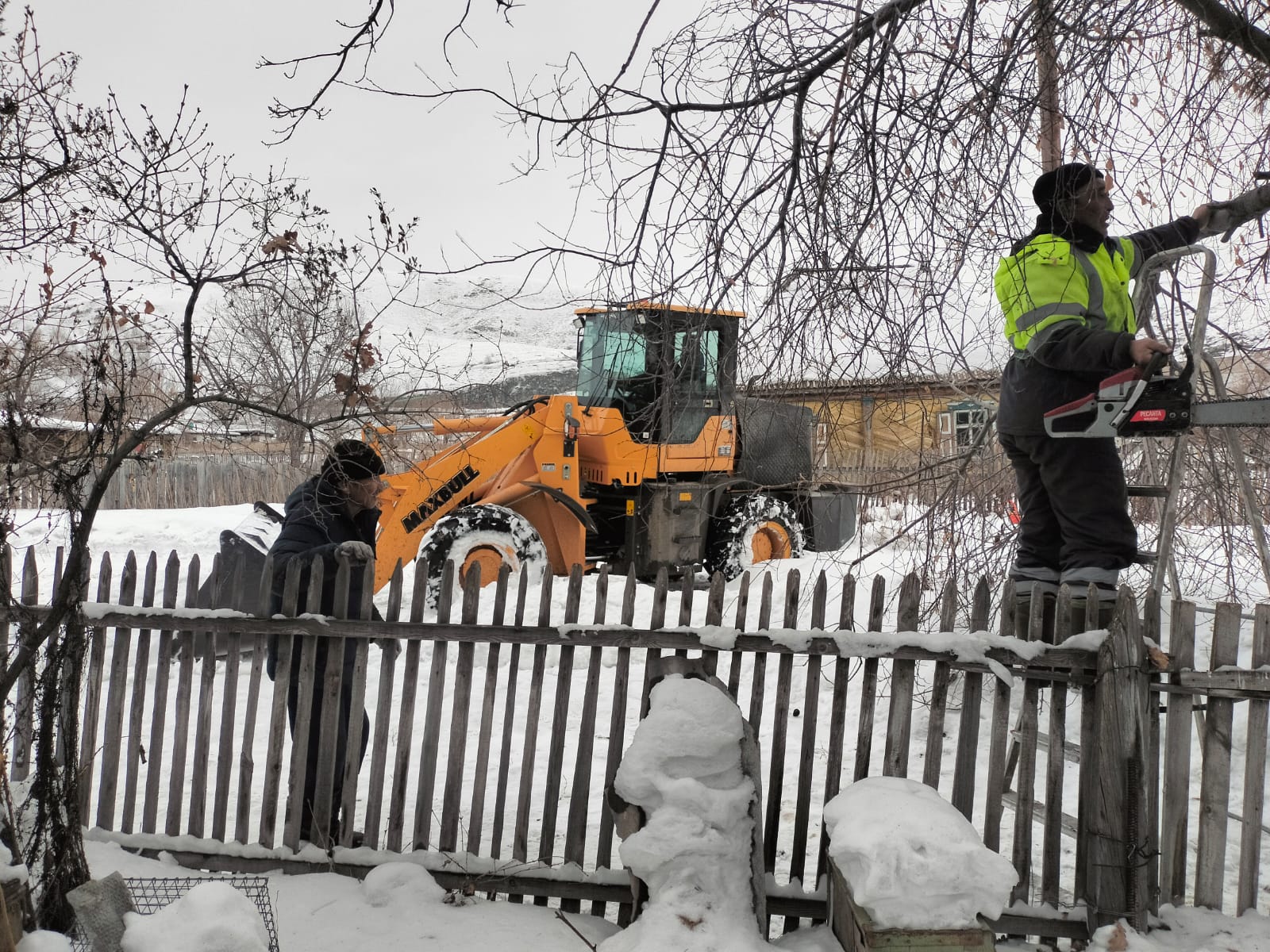2026 жылғы 12 ақпанда Октябрь кентінің әкімі қоғамдық қызметкерлермен бірлесіп, Бұхарова Сауле кентінің тұрғыны үйінің аумағында қар тазалау жұмыстарын жүргізді.