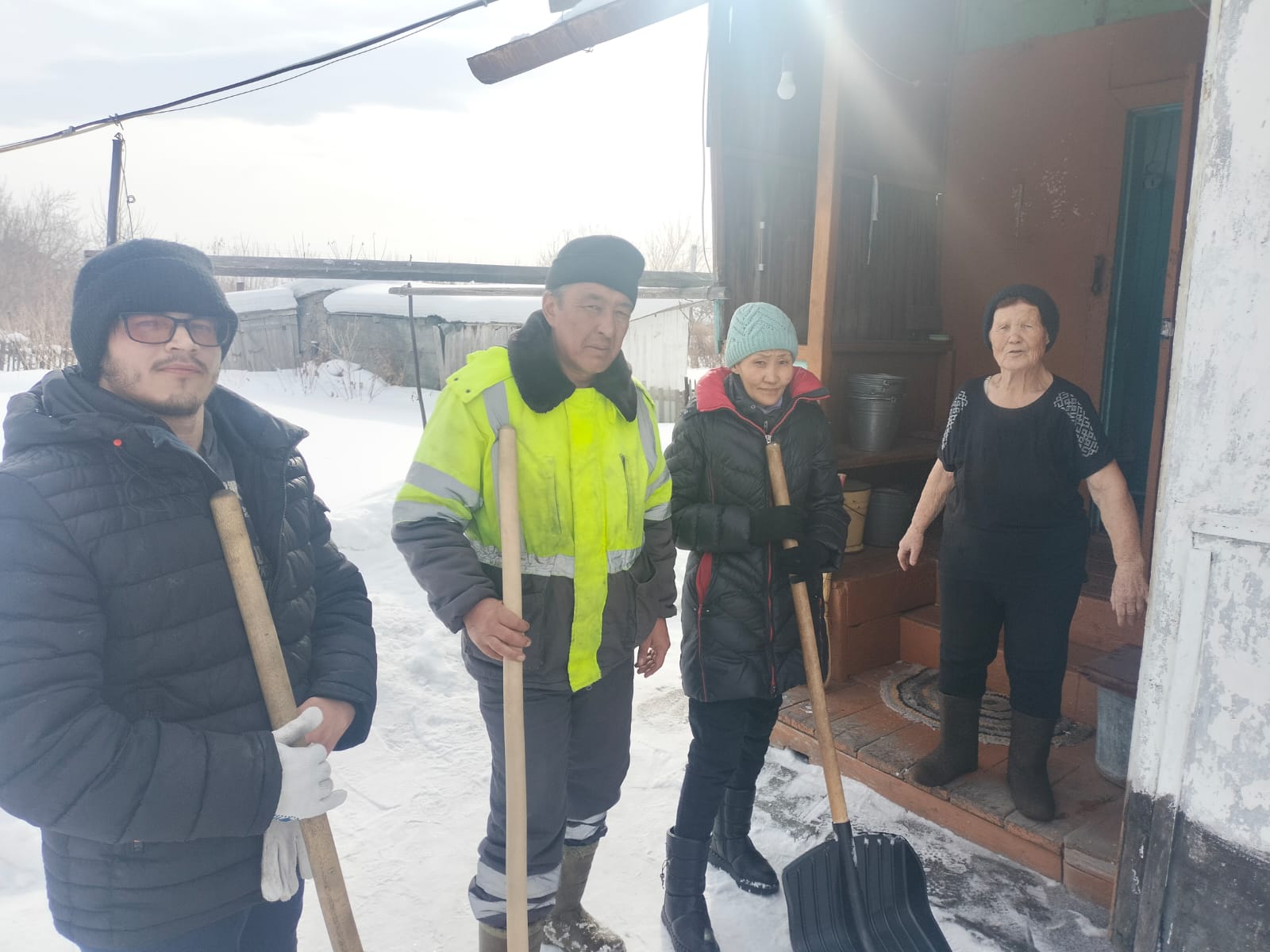 Октябрьский кентінің әкімі қоғамдық қызметкерлермен бірлесіп жалғыз тұратын зейнеткерлерге көмек көрсетті.