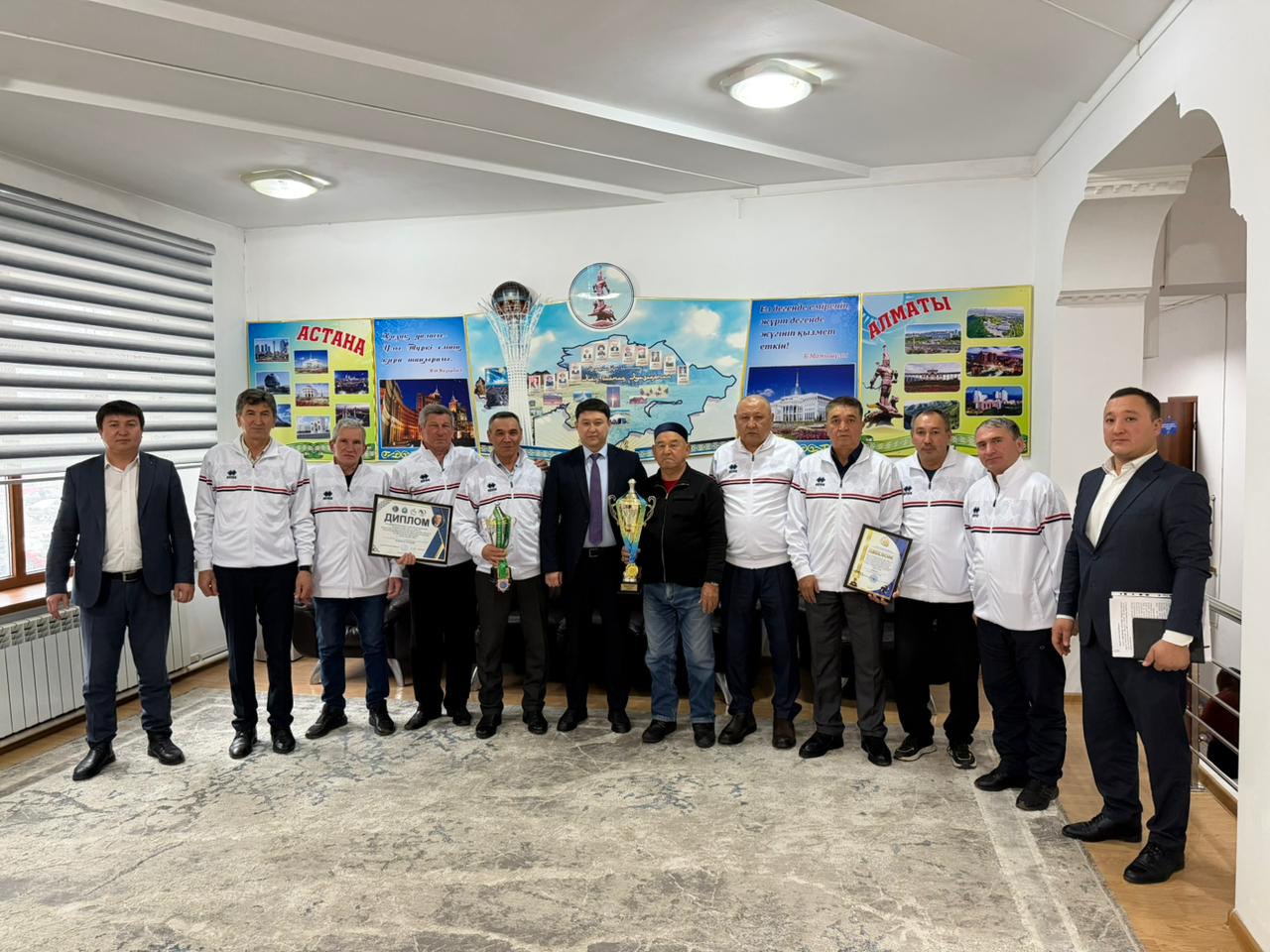 АУДАН ӘКІМІ АРДАГЕР СПОРТШЫЛАРДЫ ҚАБЫЛДАДЫ