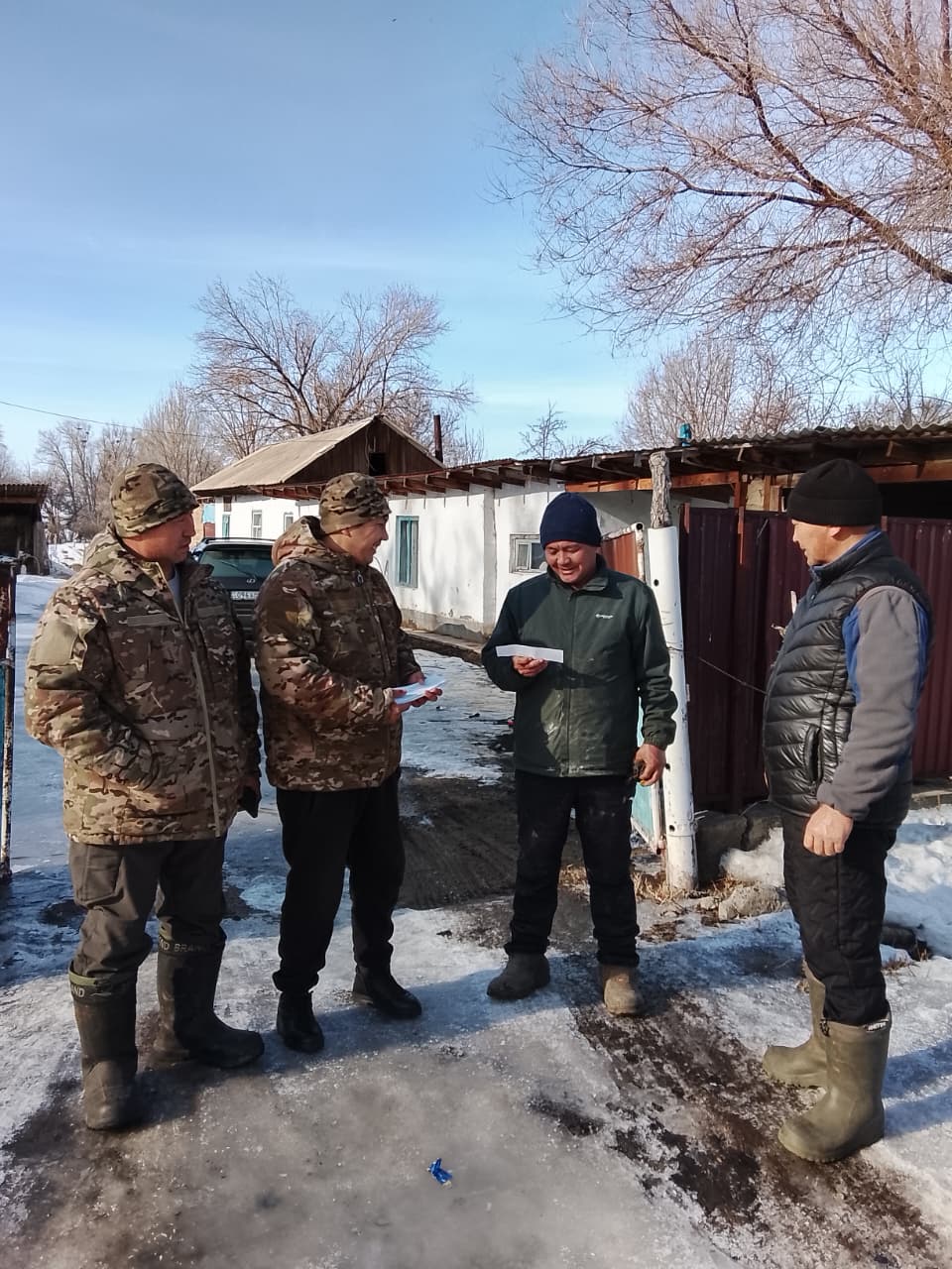 Ауылымыздың өрт сөндіру қызметкерлері тұрғындарға су тасқынының алдын алу үшін арықтарды және жиналған қарларды тазалау туралы ескерту таратты