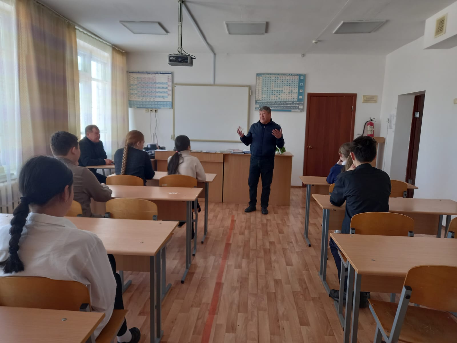 Б.Өтеулеуов атындағы негізгі мектептің оқушыларымен «Менің мамандығым - мемлекеттік қызметші» тақырыбында түсіндіру сұхбатын өткізу