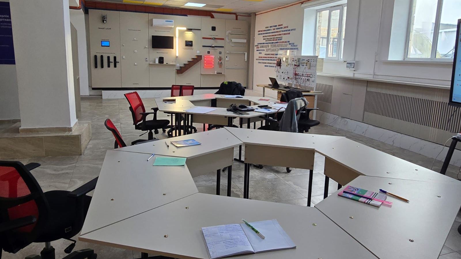 Болашақ зертханасы: Қарағанды студенттері цифрлық технологияларды игеруде