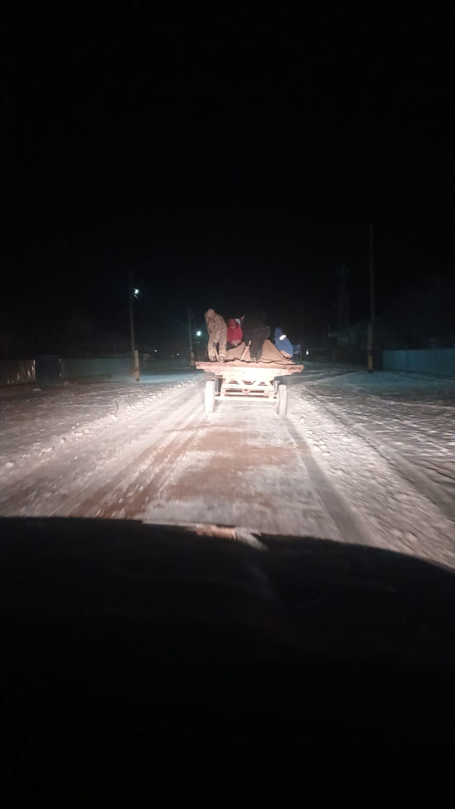 ❄️ Улицы очищены от снега В Тогызкентском сельском округе в связи с зимним периодом проведены работы по очистке улиц от снега, а также для предотвращения гололёда произведена посыпка инертными материалами (песчано-соляной смесью). Данные мероприятия направлены на обеспечение безопасности дорожного движения и создание комфортных условий для жителей. Просим соблюдать осторожность и правила дорожного движения в зимний период.