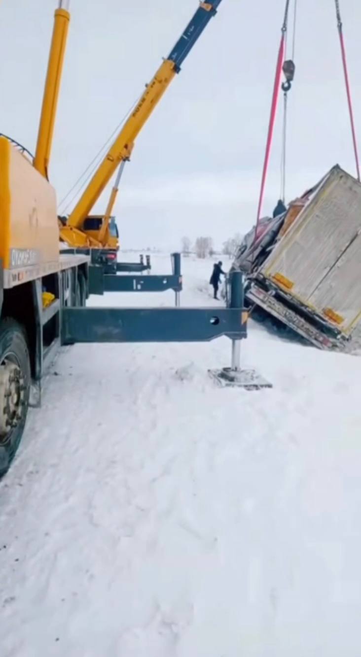 Абай облысында полицейлер қолайсыз ауа райында шетел азаматына көмек көрсетті