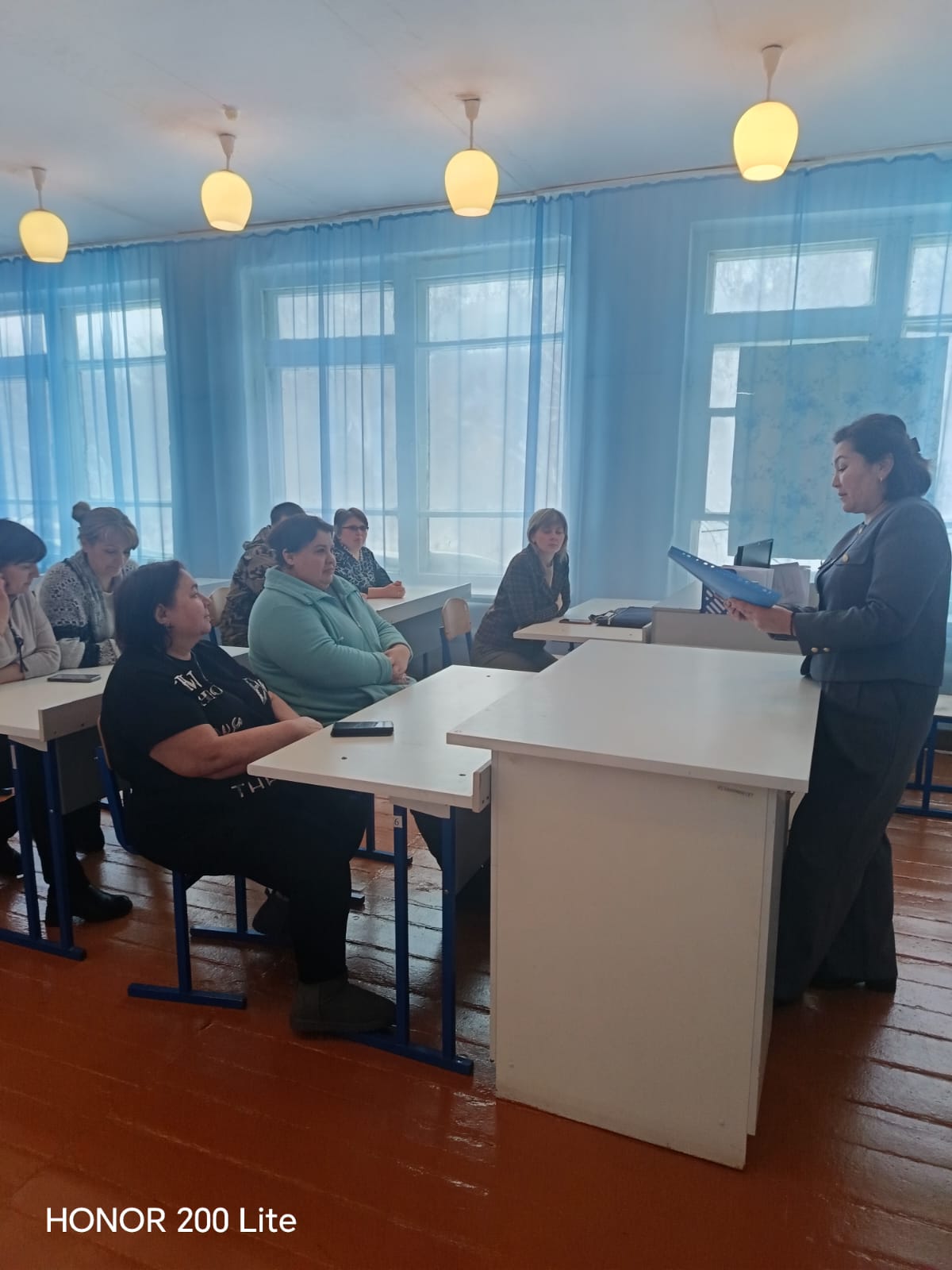 2026 жылғы 11 Ақпанда Қырымбет ауылдық округі әкімінің Қазақстан Республикасының жаңа Конституциясы жобасының ережелерін түсіндіруге арналған Сокологоровка ОМ ұжымымен кездесуі өтті