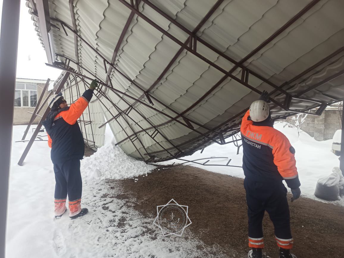 Спасатели МЧС устраняют последствия обильного снегопада