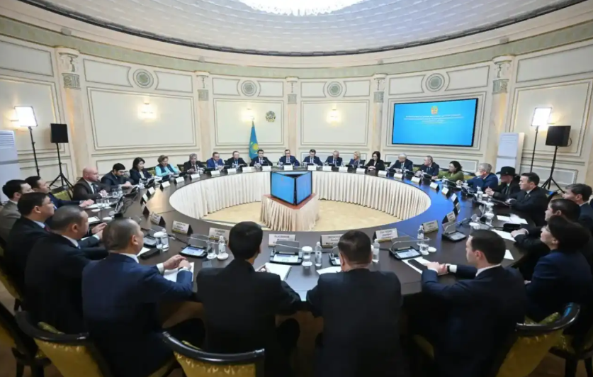 Мәулен Әшімбаев: Конституция бойынша референдум – саяси жүйені демократияландыру жолындағы маңызды қадам