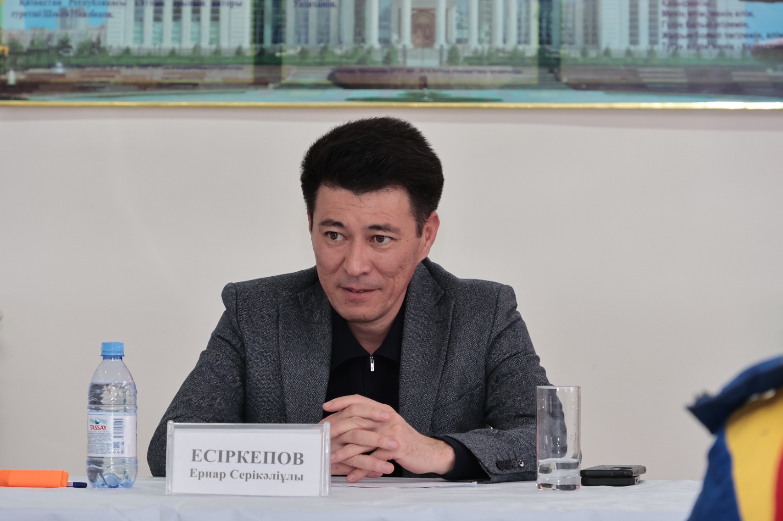 ЕРНАР ЕСІРКЕПОВ АУДАНДЫҚ ЭЛЕКТР ЖЕЛІЛЕРІН ТАРАТУ МЕКЕМЕСІНІҢ ҚЫЗМЕТКЕРЛЕРІМЕН КЕЗДЕСТІ