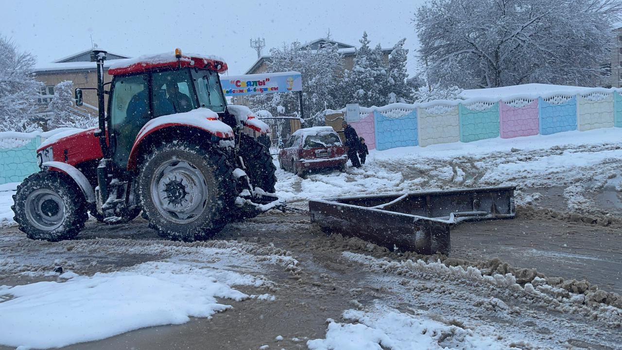 Көктал ауылында қардың көп түсуіне байланысты қардан тазарту жұмыстары жүргізілді.