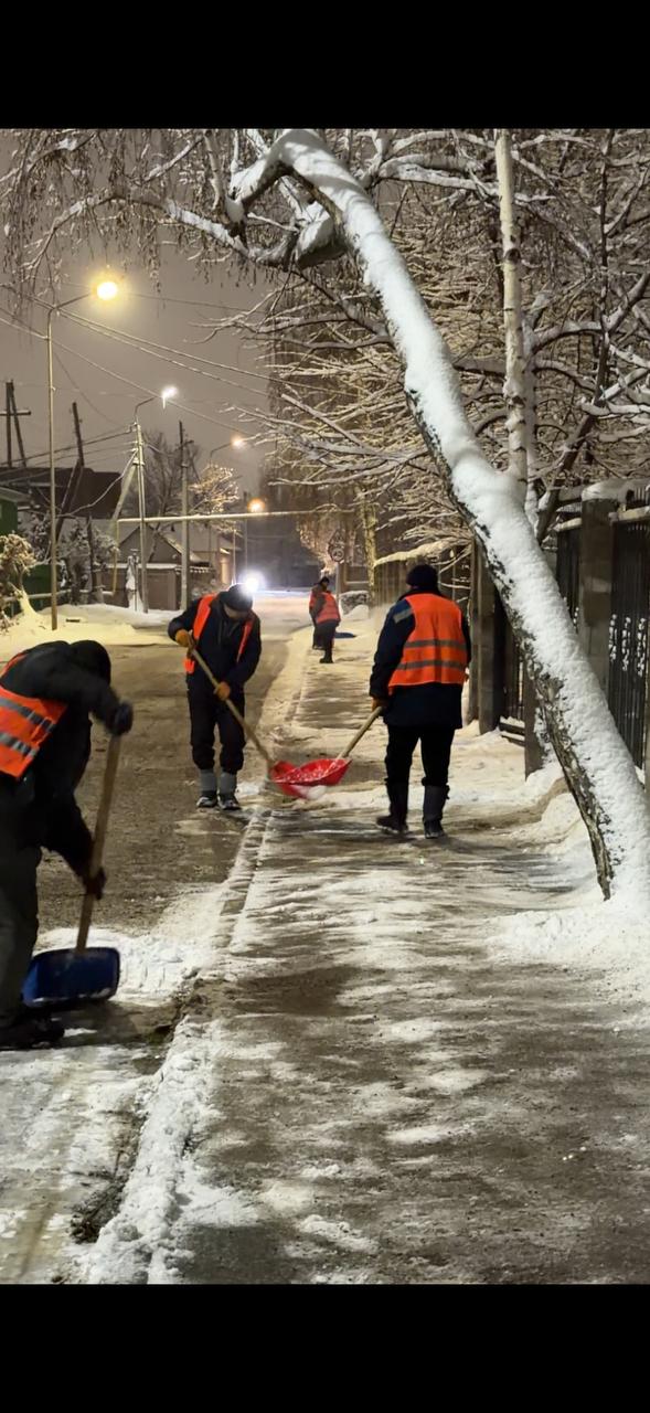В Ауэзовском районе  коммунальные службы работают в усиленном режиме по уборке снега
