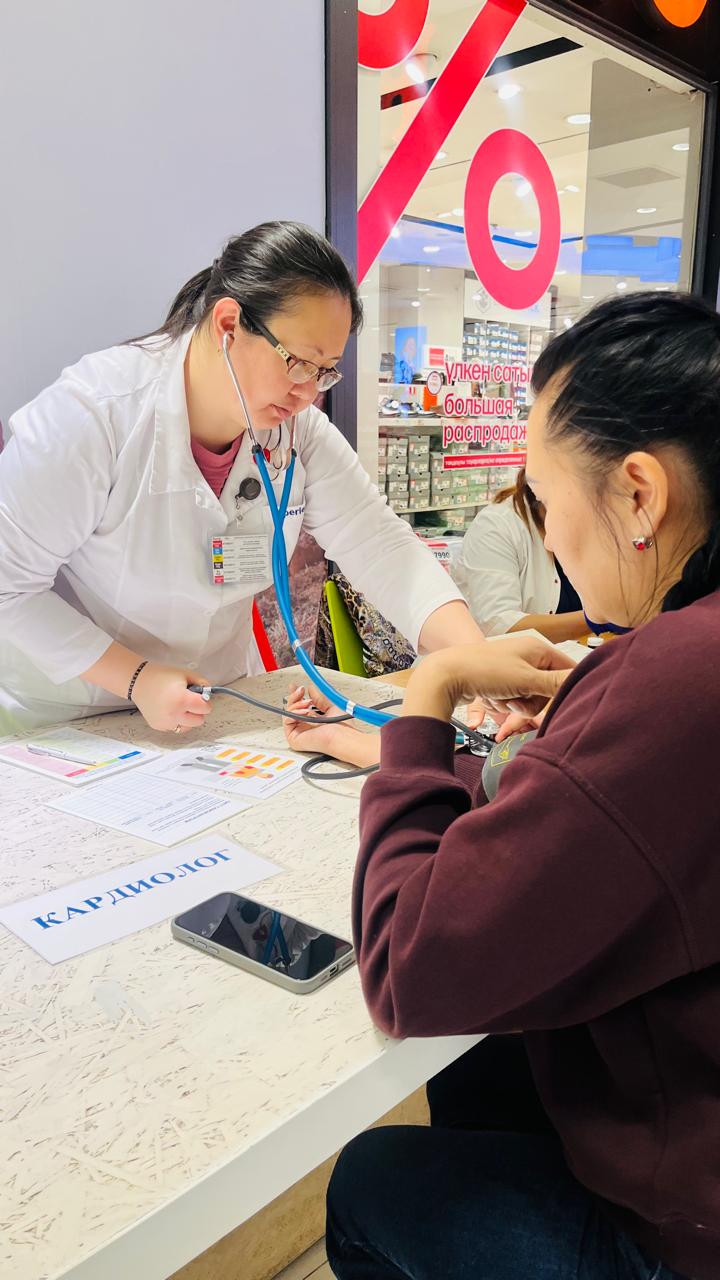 Денсаулық бұрышы: Сауда орталығында тегін қан талдауы жүргізілді