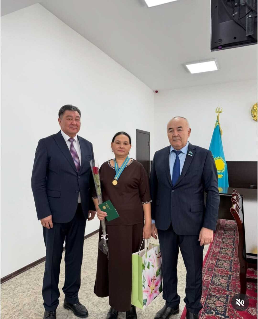 Жалғызағаш ауылы тұрғыны Ермухамбетова Алмажан Елюбаевна жоғары мемлекеттік марапат – «Алтын алқа» алқасымен наградталды.