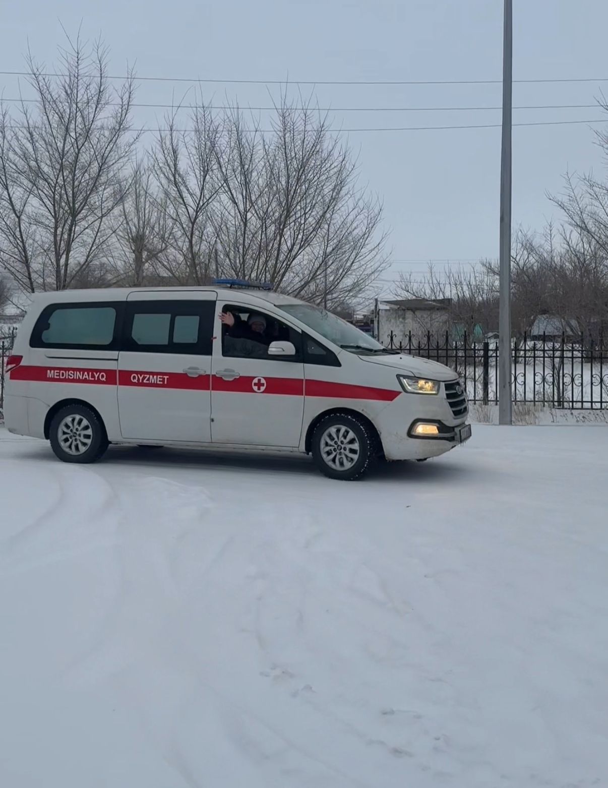 Красная поляна ауылдық округінің дәрігерлік амбулаториясына жаңа санитарлық көлік берілді  Красная поляна ауылдық округінде бүкіл жергілікті қауым үшін маңызды әрі мәні зор оқиға орын алды — дәрігерлік амбулаторияға жаңа санитарлық автокөлік бөлінді. Бұл қадам округ тұрғындарына көрсетілетін медициналық көмектің сапасы мен қолжетімділігін арттыруға бағытталған.  Жаңа санитарлық көлік медицина қызметкерлеріне шақыртуларға жедел шығуға, шұғыл және жоспарлы көмекті уақытылы көрсетуге, сондай-ақ қажет болған жағдайда науқастарды қауіпсіз тасымалдауға мүмкіндік береді. Әсіресе, елді мекендер арасындағы қашықтық едәуір болатын ауылдық жерлер үшін бұл аса маңызды.  Красная поляна дәрігерлік амбулаториясы келесі елді мекендердің тұрғындарына қызмет көрсетеді: Красная Поляна, Пикет, Қарамурун, Дерепсал, Дарья және Батық. Аталған ауылдардың әрқайсысы үшін заманауи санитарлық көліктің болуы медициналық көмектің дер кезінде көрсетілуінде шешуші рөл атқарады.  Медициналық қызмет автопаркін жаңарту — бұл тек техникалық күшейту емес, халық денсаулығына деген нақты қамқорлық. Енді Краснополян ауылдық округінің тұрғындары қажетті көмектің бұрынғыдан да жақын әрі қолжетімді болатынына сенімді бола алады.  Ауылдық жерлердегі денсаулық сақтау инфрақұрылымын дамыту — басым бағыттардың бірі, ал жаңа санитарлық көліктің бөлінуі ауыл тұрғындарының өмір сүру жағдайларын жақсарту бойынша атқарылып жатқан жұмыстардың айқын дәлелі.  Жаңа автокөлік — бұл қосымша мүмкіндік, жеделдік және әрбір тұрғынның денсаулығы сенімді қорғауда екенінің кепілі.