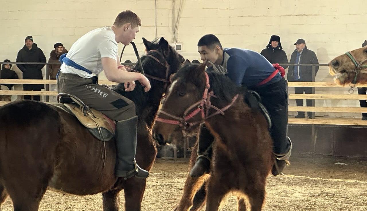 В Карагандинской области около 100 батыров-всадников боролись за победу на турнире по аударыспаку