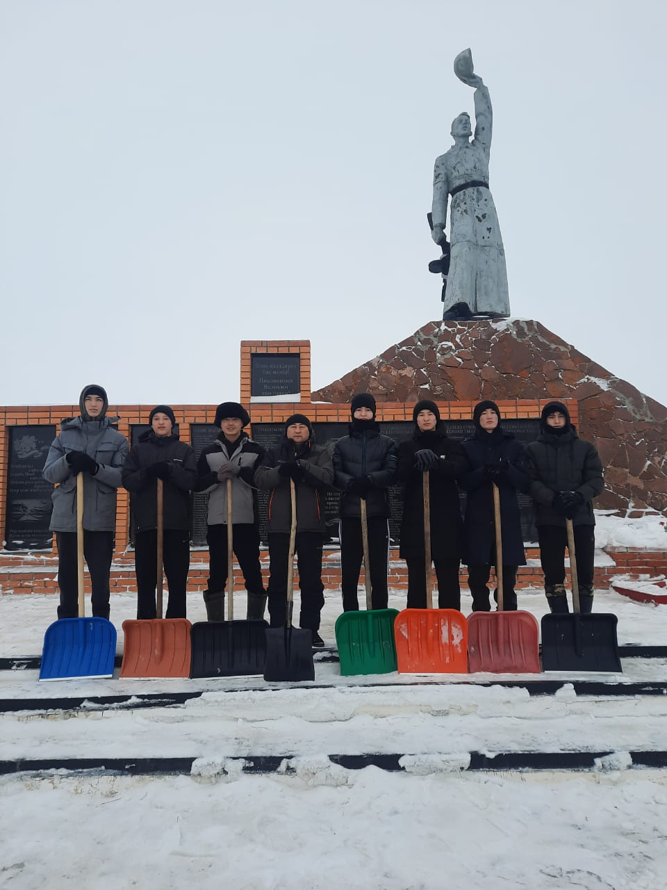 Ауғанстаннан Кеңес әскерлерінің шығарылған күніне орай, Ахметжанов Айдар Қайырханұлының басшылығымен «Тарлан» әскери-патриоттық клубы Ұлы Отан соғысына қатысушылар ескерткішін қардан тазалау жұмыстарын ұйымдастырып, өткізді. В честь Дня вывода Советских войск из Афганистана, под руководством Ахметжанова Айдар Каирхановича,  военно-патриотический клуб «Тарлан» организовал и провёл работу по очистке от снега памятника участникам Великой Отечественной войны.