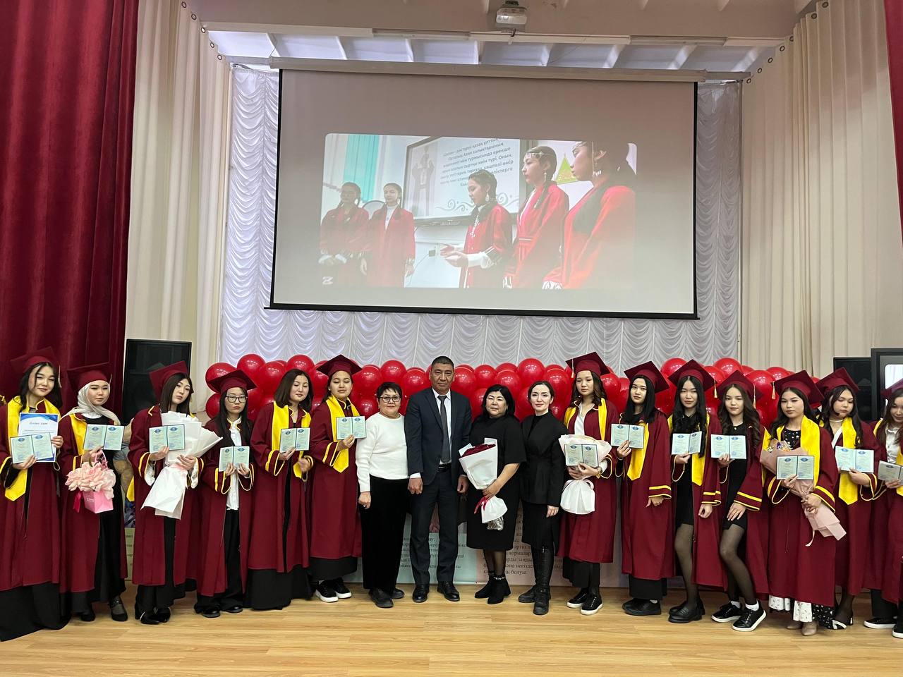 Первые выпускники экспериментальной программы получили дипломы в Актюбинском колледже сервиса