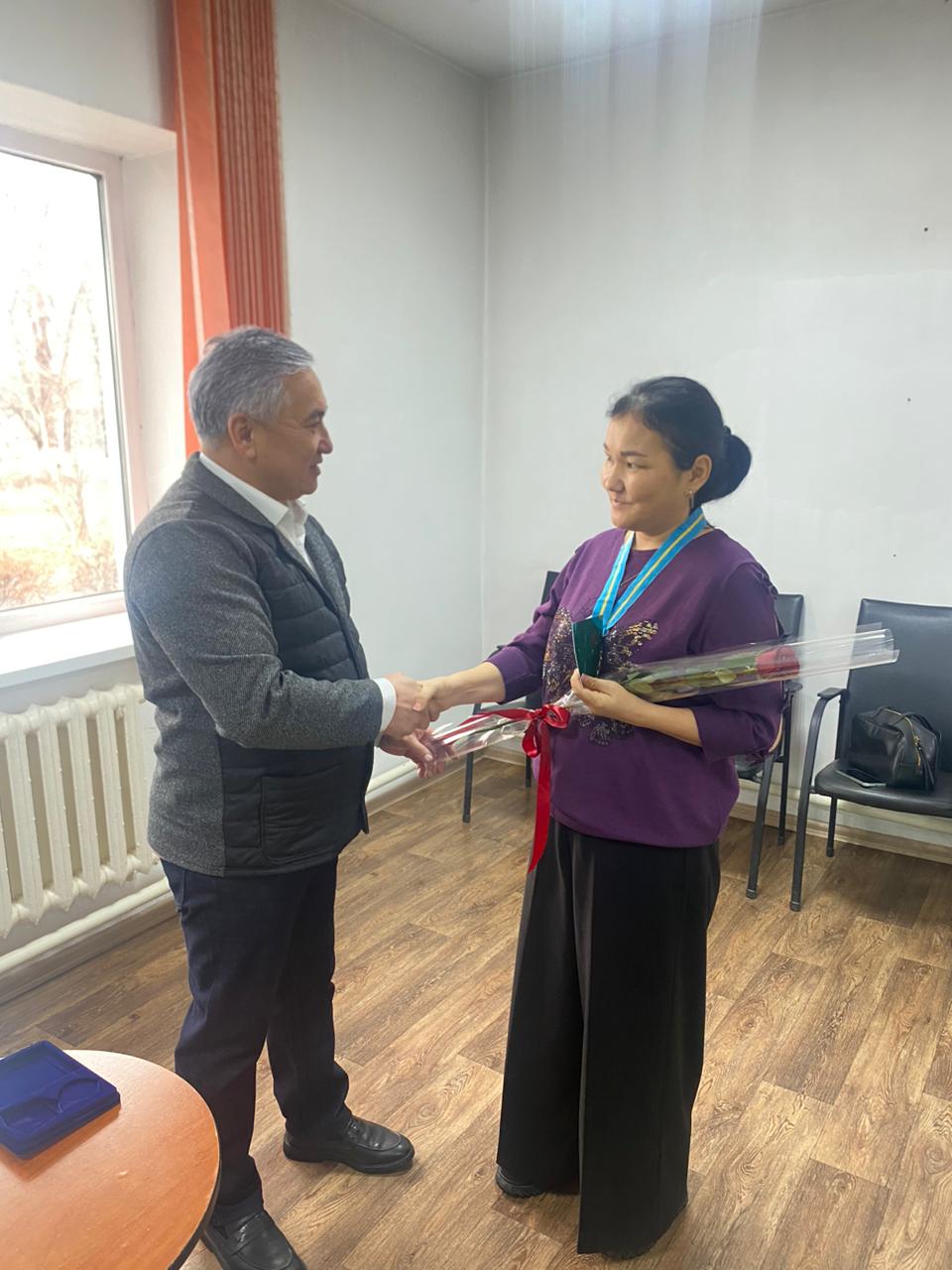 Бастөбе ауылдық округінде көпбалалы ананы мемлекеттік наградалармен марапаттау рәсімі өтті