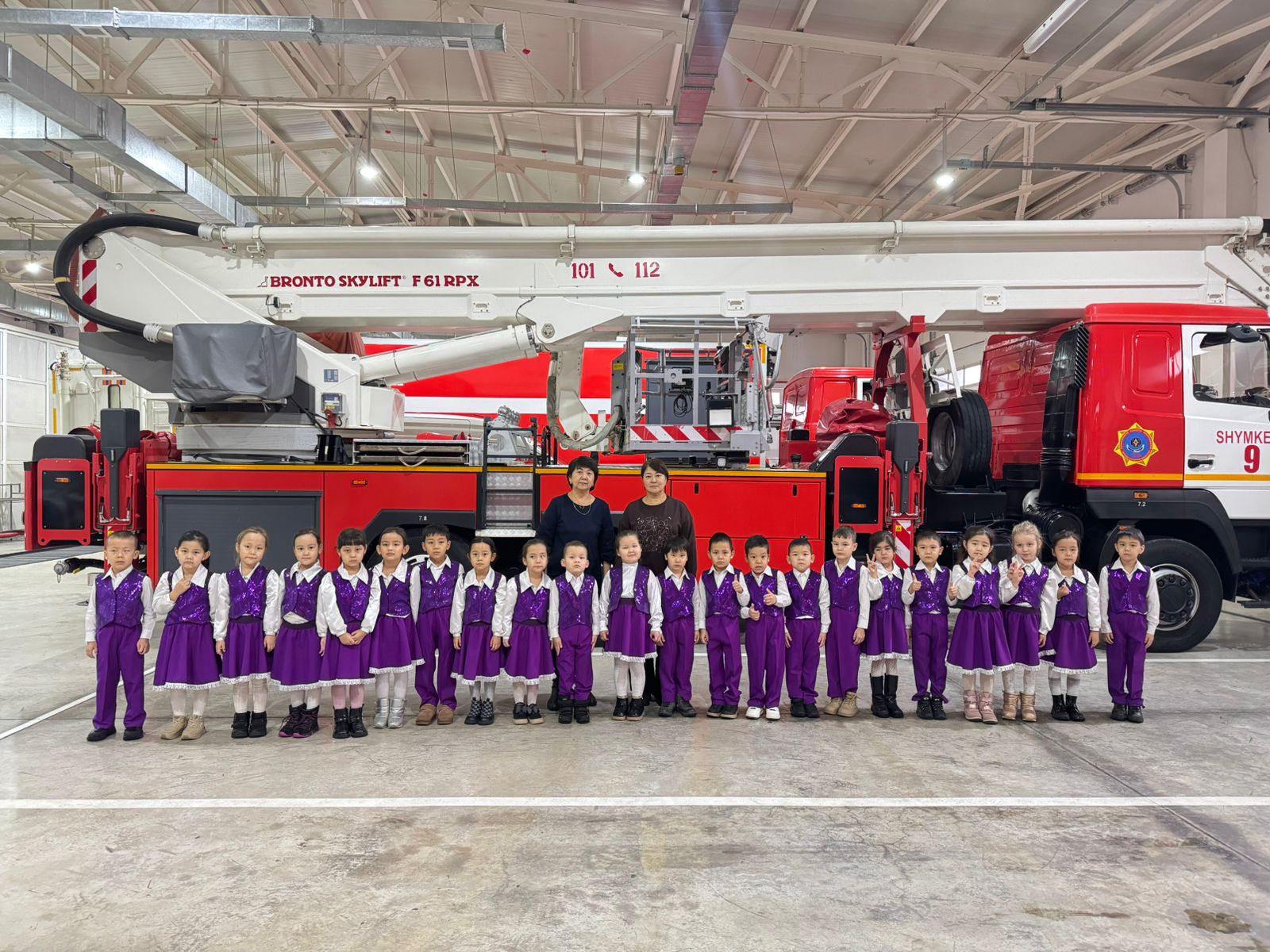 Бала бақша бүлдіршіндері өрт сөндірушілерде қонақта