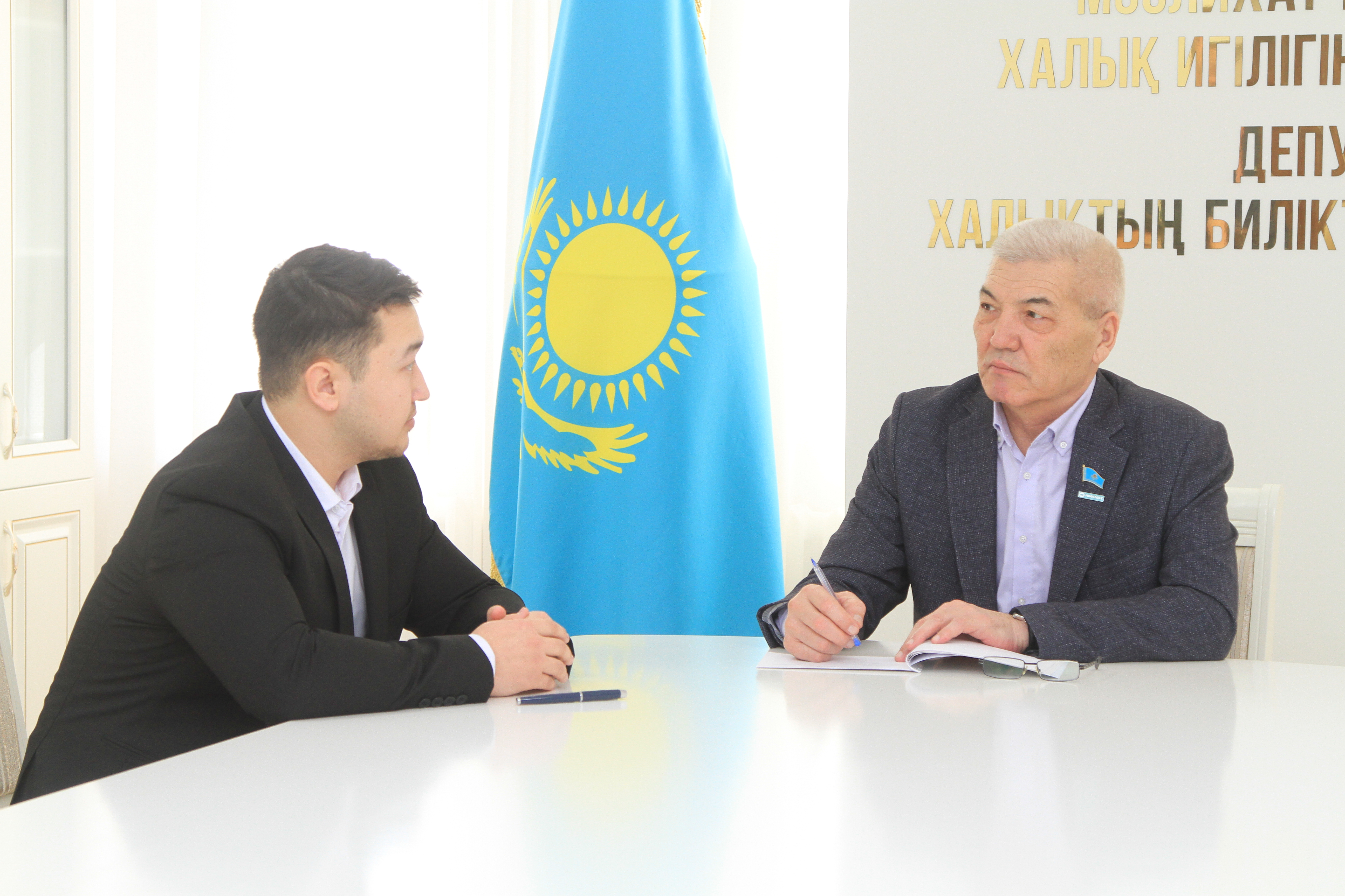 Депутаттар тұрғындарды қабылдады