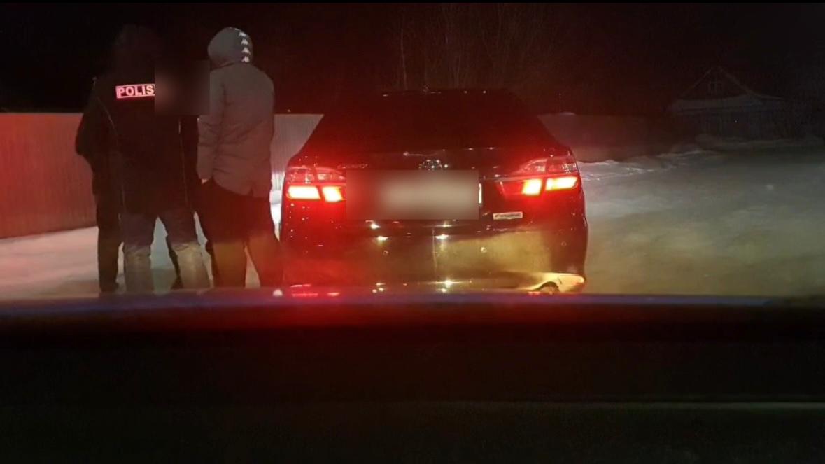 В салоне автомобиля, остановленного в Уральске в ходе рейдовых мероприятий, обнаружено оружие