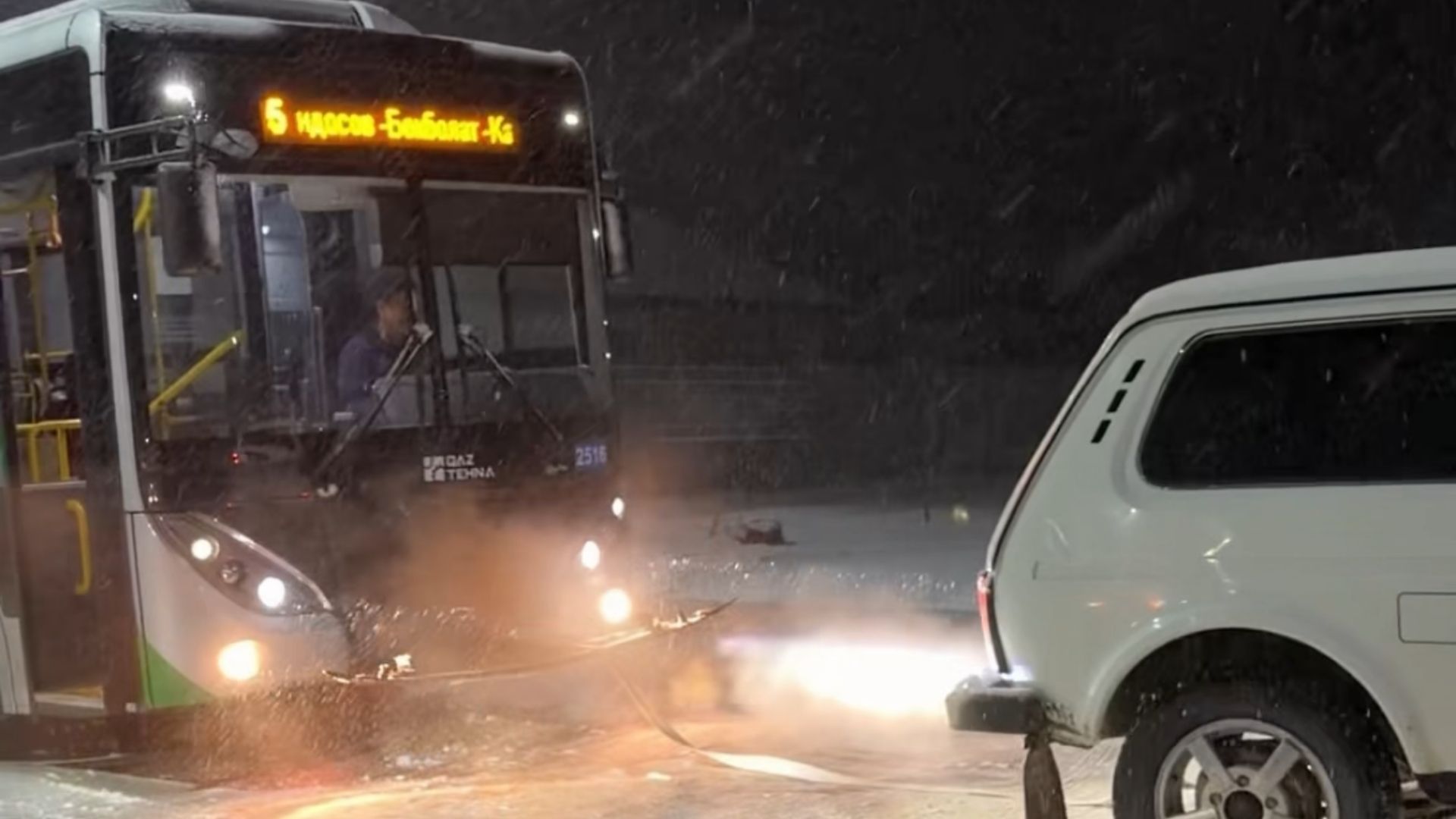 ПОЛИЦИЯ ҚЫЗМЕТКЕРІ КЕПТЕЛІП ҚАЛҒАН АВТОБУСТЫ ШЫҒАРЫП, ЖОЛАУШЫЛАРДЫҢ ҚАУІПСІЗДІГІН ҚАМТАМАСЫЗ ЕТТІ