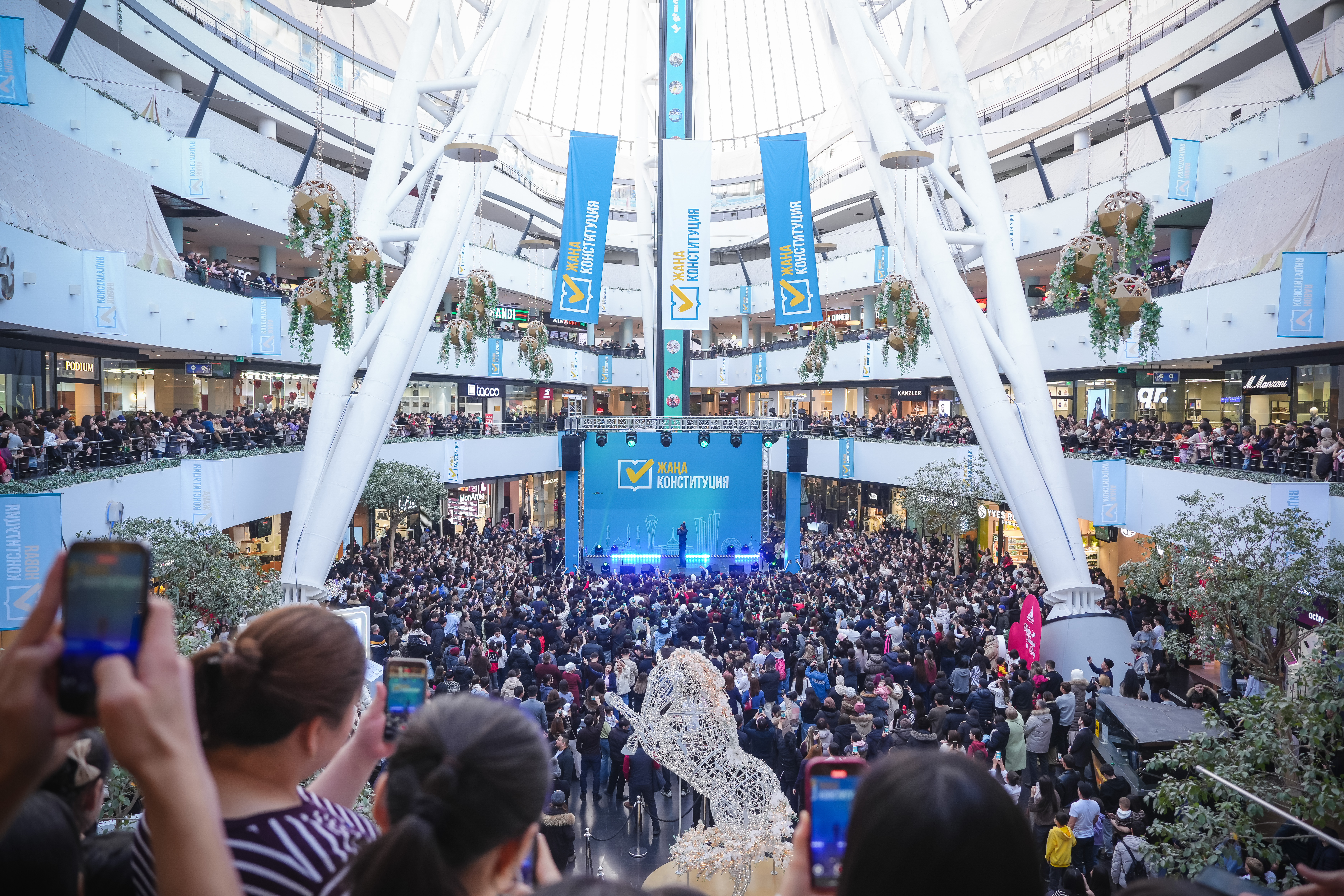 Более 10 тысяч человек приняли участие в молодежном концерте в поддержку референдума в Астане