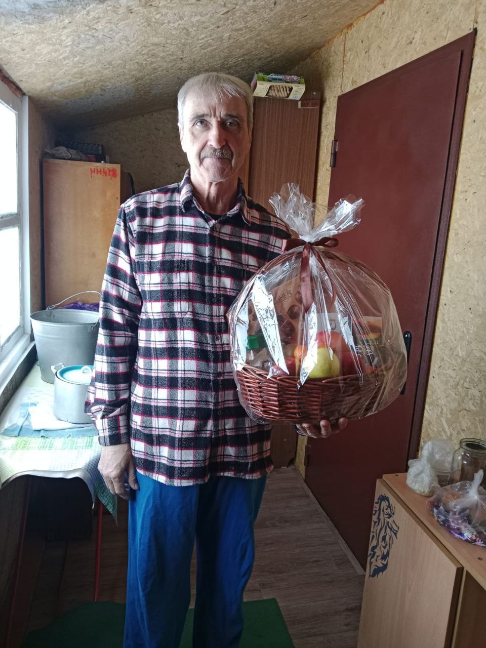 ардагерлердің үйлеріне барып, көрсеткен ерлігі мен қайсарлығы үшін алғыс білдіріп, алғыс хаттар мен сыйлықтар табыстады.