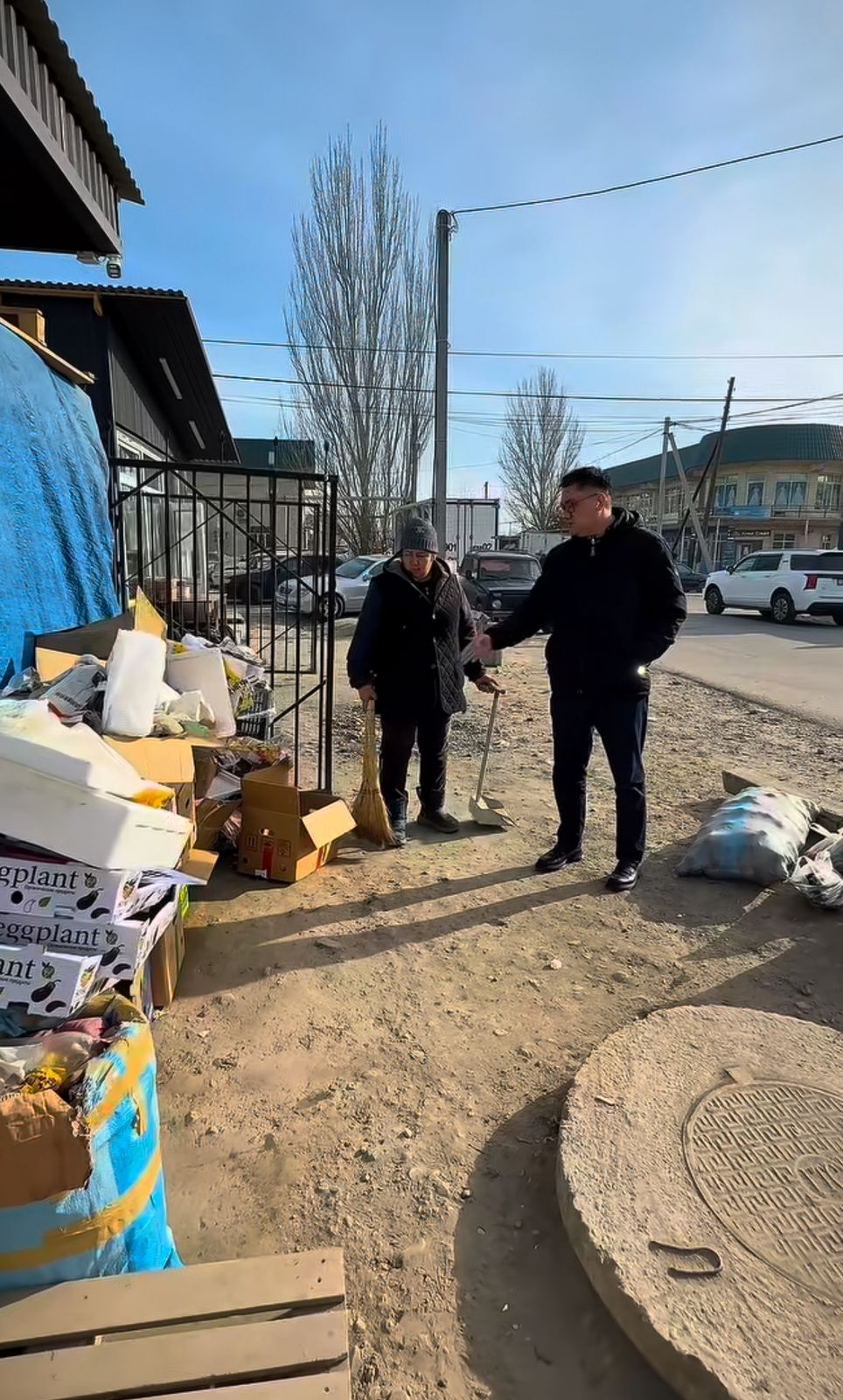 Жаркент қаласындағы Арбат аумағында тазалық жұмыстары жүргізіліп, қоқыстар жиналып, аумақ сыпырылды.