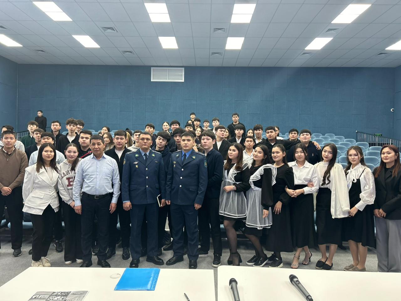 №51 мектепте Батыс Қазақстан облысы ҚАЖ Департаментінің №28 мекемесінің тәрбие бөлімі қызметкерлері кадрлық саясат тобының қызметкерлерімен бірлесіп, он бірінші сынып оқушыларымен құқықбұзушылықтардың алдын алу және қылмыстардың алдын алу мақсатында профилактикалық жұмыс жүргізді.