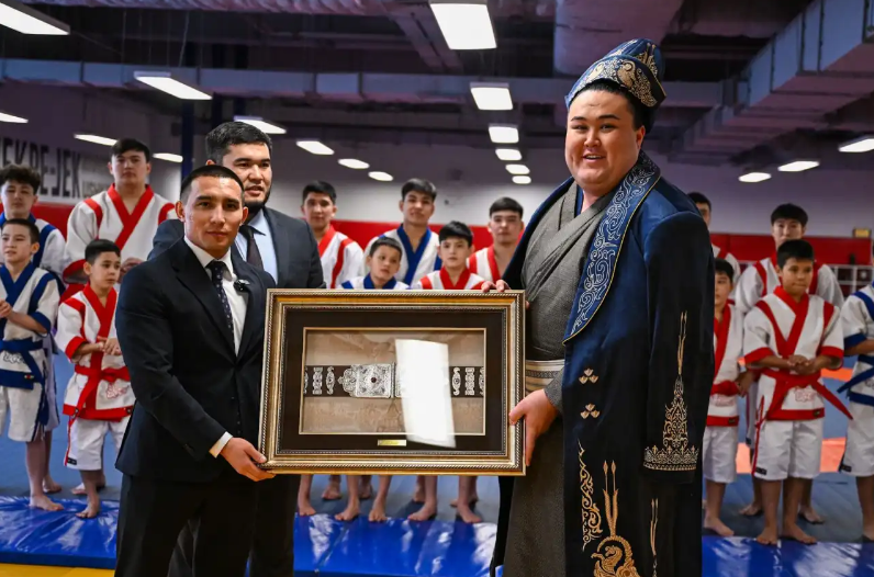 Жапонияда өнер көрсетіп жүрген сумошы Ерсін Балтағұл жас балуандарға тәжірибесімен бөлісті