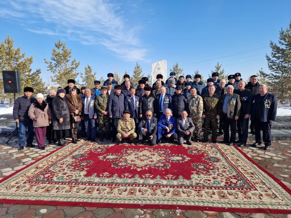 Ауған соғысы ардагерлеріне арналған ескерткішке гүл шоқтарын қою рәсімі өтті