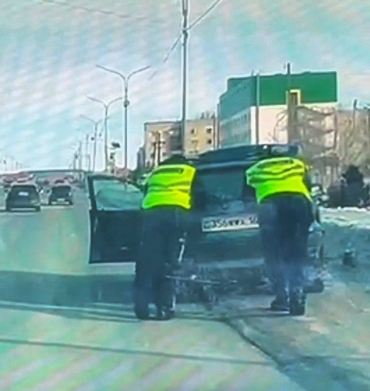 Аягөзде полицейлер жол жиегінде қалған қарияға көмек көрсетті