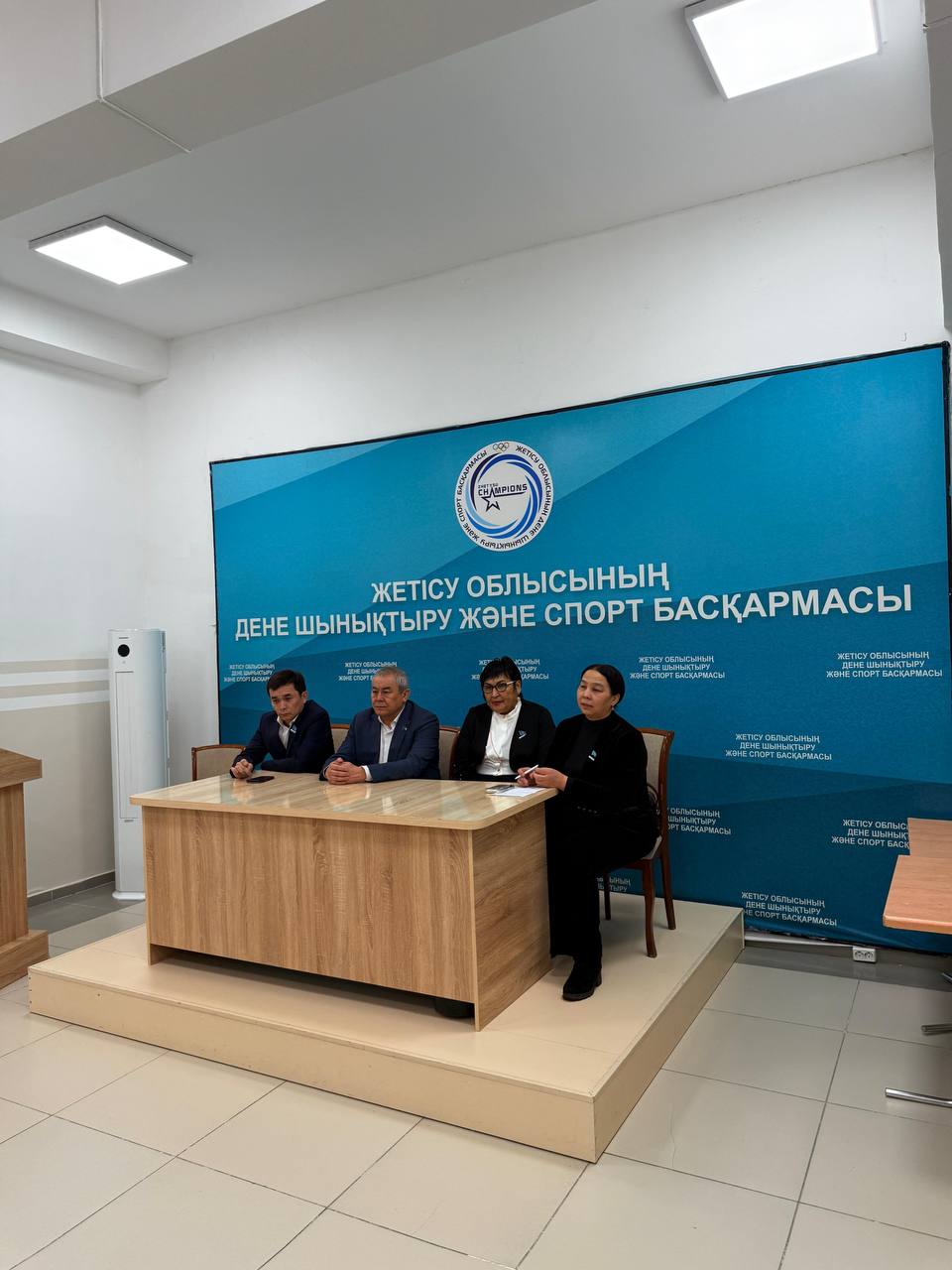 Талдықорған қалалық мәслихаты депутаттары Жастар спорт сарайының ұжымымен кездесу өткізді