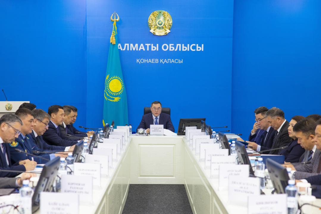 Облыс әкімінің аппараттық кеңесінде Алматы облысы халықты әлеуметтік қорғау саласындағы реттеу және бақылау Депратаменті басшысы А. Нарматов  баяндама жасады.