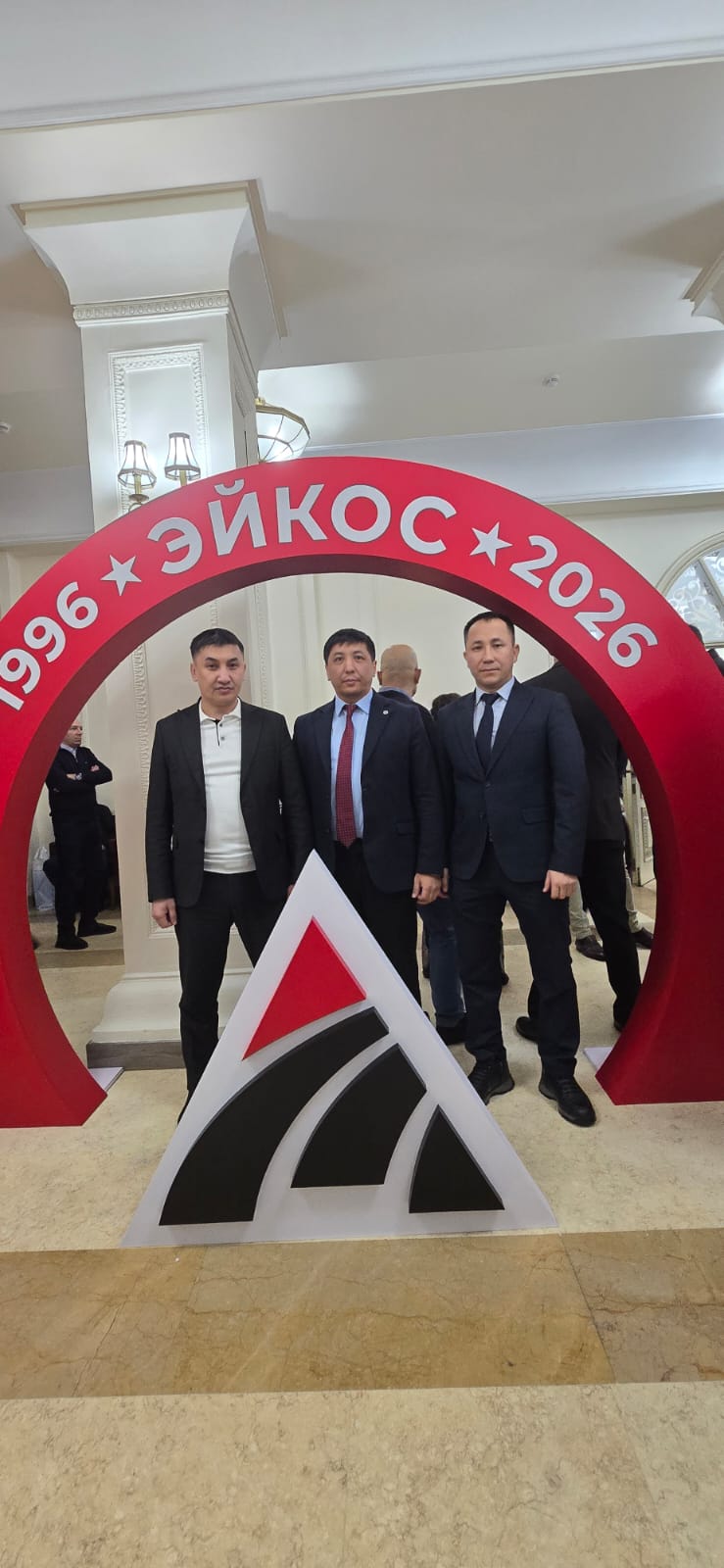 Семей қаласы мәслихаты аппаратының басшысы Азат Құсайынов мәслихаттың атынан «Эйкос» ЖШС-нің 30 жылдық мерейтойымен құттықтады