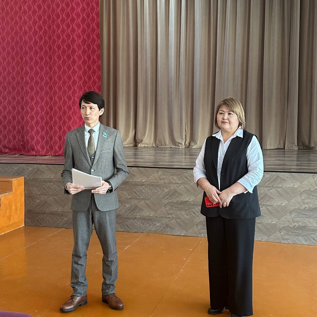 AMANAT" партиясының аудандық филиалының төрағасы Б.Б. Бекбусинов Алтай қаласының технологиялық колледжінде жаңа Конституция жобасын түсіндіру бойынша кездесу өткізді.