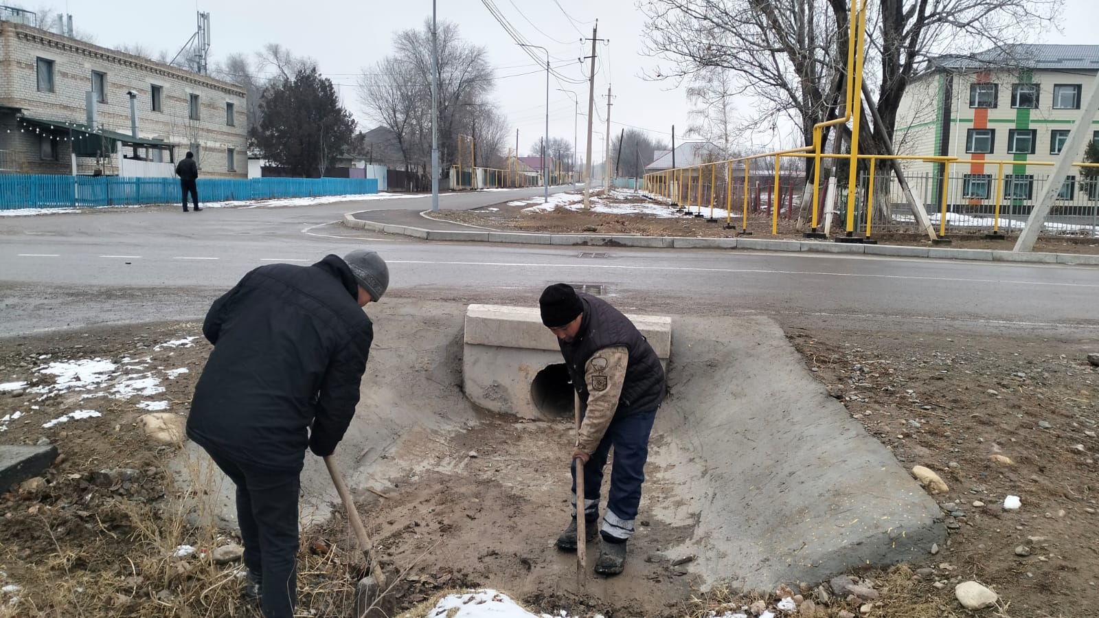 Елді мекендерде тасқын сулардың алдын алу бойынша еріген қар суының кедергісіз өтуі үшін көпір мен арық канал іштері тазартылды