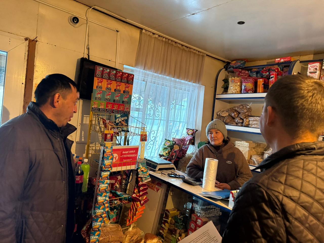 Қалжат ауылдық округі аумағында ауыл әкімі Д. Баратов және бас маман Н. Таиров жеке кәсіпкерлерге тиесілі сауда орындарын аралап, түсіндіру жұмыстарын жүргізді.