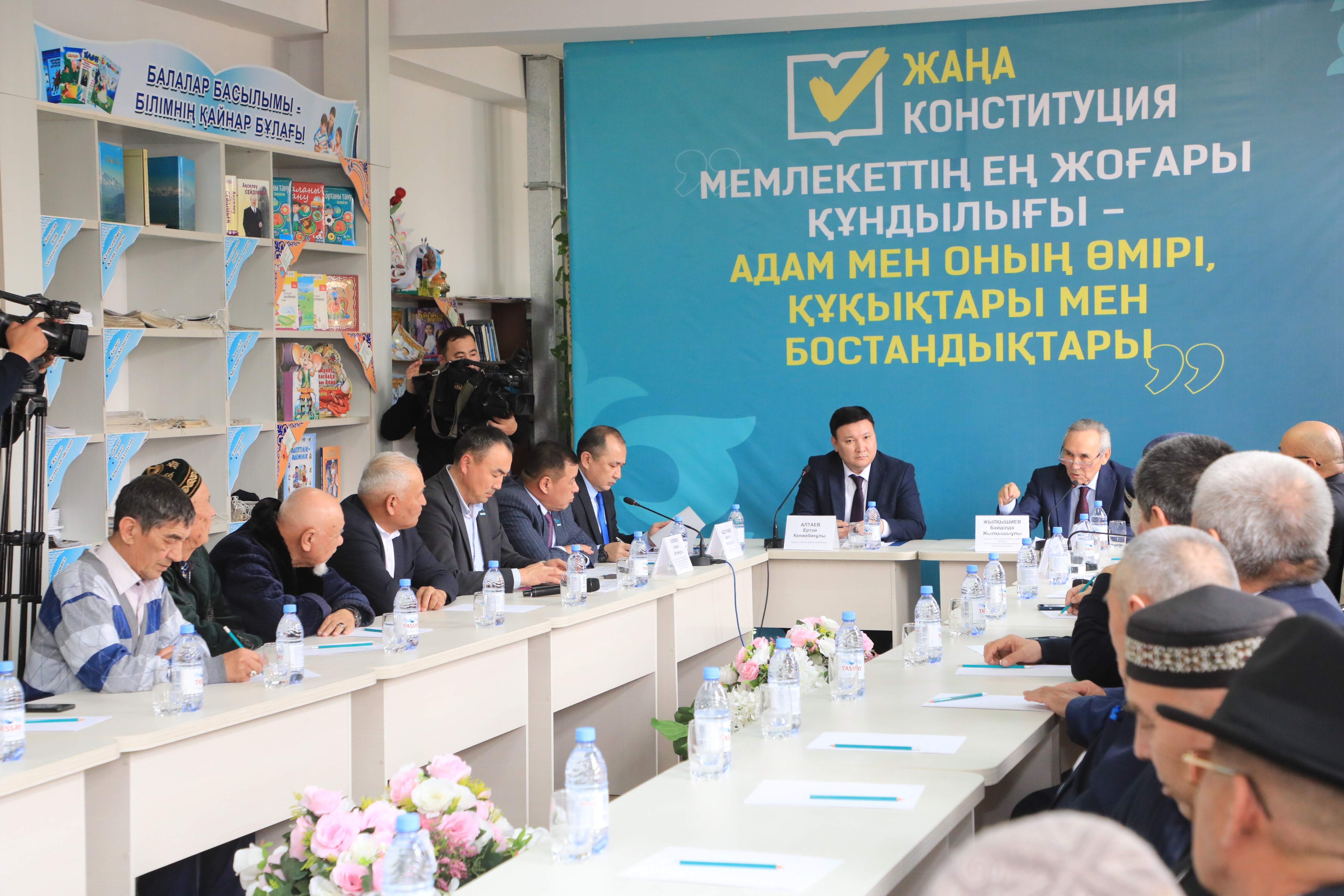 ТҮРКІСТАН: «ЖАҢА ПРОГРЕССИВТІ КОНСТИТУЦИЯ – БІРЛІГІМІЗДІҢ ТІРЕГІ» АТТЫ ДӨҢГЕЛЕК ҮСТЕЛ ӨТТІ