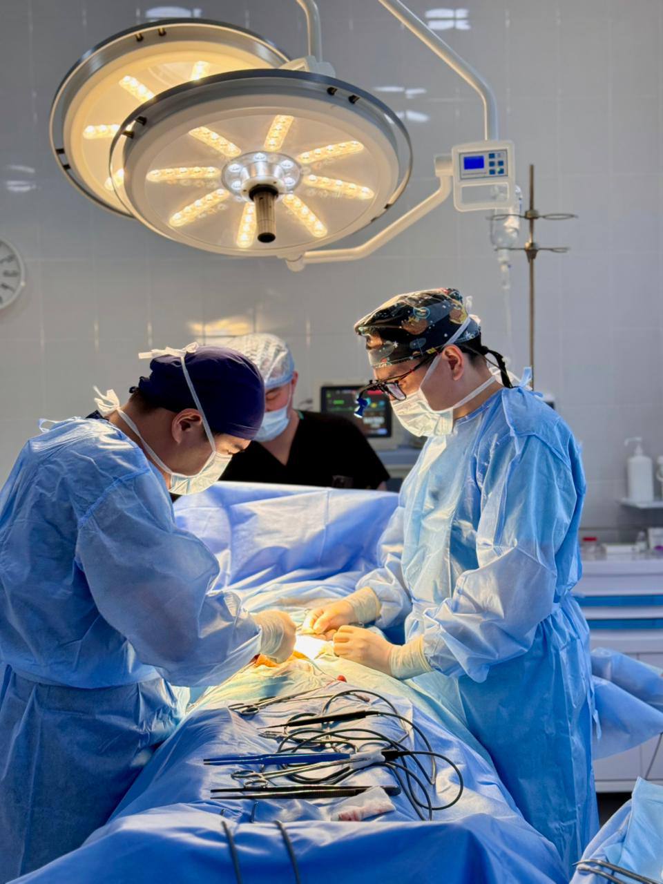 ЖАҚСЫ АУДАНЫНДА ДӘРІГЕРЛЕР ТРАКТОРДЫҢ АСТЫНА ТҮСКЕН ПАЦИЕНТТІҢ ӨМІРІН САҚТАП ҚАЛДЫ