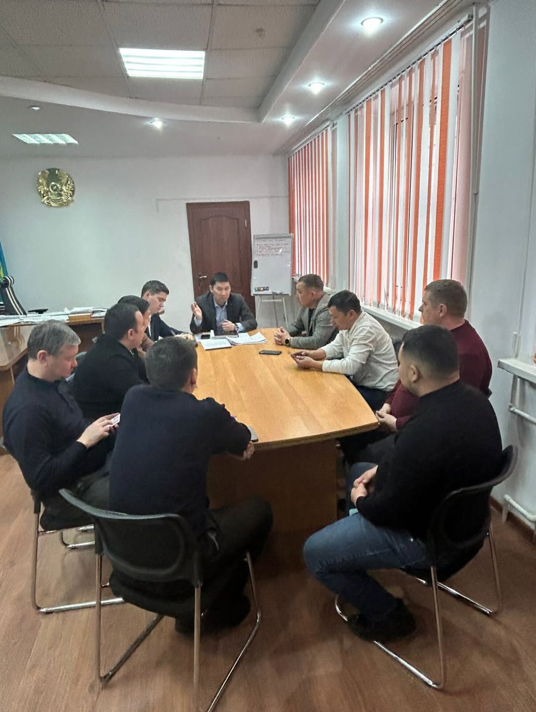 2026 жылғы 27 қаңтар күні Орал қаласының тұрғын үй-коммуналдық шаруашылығы, жолаушы көлігі және автомобиль жолдары бөлімі ММ-де қоғамдық көлік жүретін жолдардың қыс мезгіліндегі тазалығы бойынша жиналыс өтті.